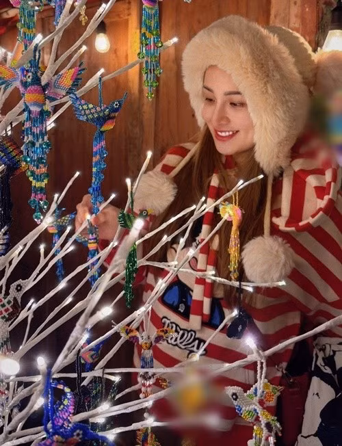 Hoa hậu Diễm Hương 'bế bụng bầu' xuống phố, tận hưởng không khí Giáng sinh sớm cùng chồng con và bố mẹ.