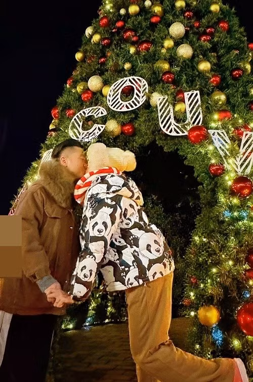 Vợ chồng Diễm Hương tình tứ khi dạo phố đón Giáng sinh sớm.