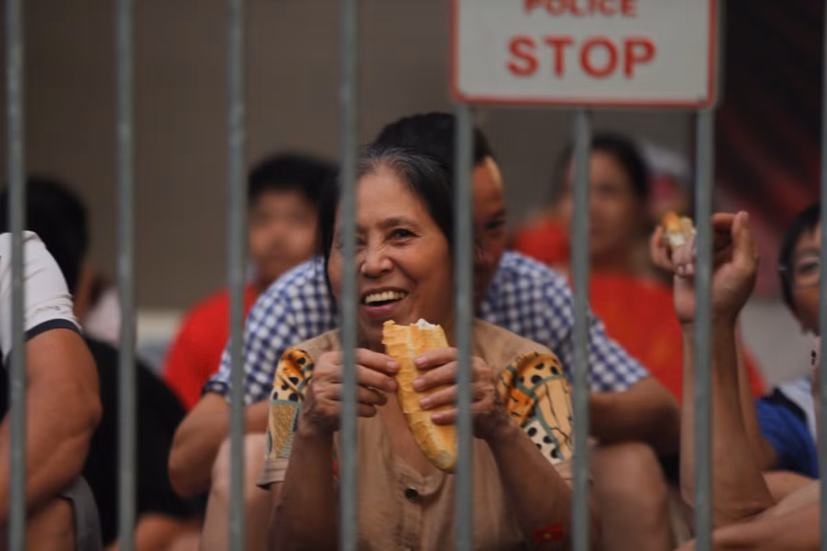 Bữa tối rất ngon miệng dù chí có bánh mì, mì tôm.