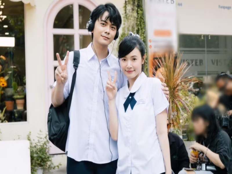 Tạo hình trẻ trung của Lê Hoàng Long và Midu khi cả hai vào vai học sinh 17 tuổi. Ảnh: FB Lê Hoàng Long.