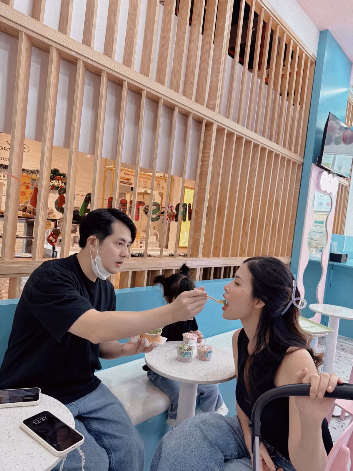 Ông Cao Thắng ân cần đút đồ ăn cho Đông Nhi khi cả hai đưa các con đi chơi. Ảnh: FB Ông Cao Thắng.