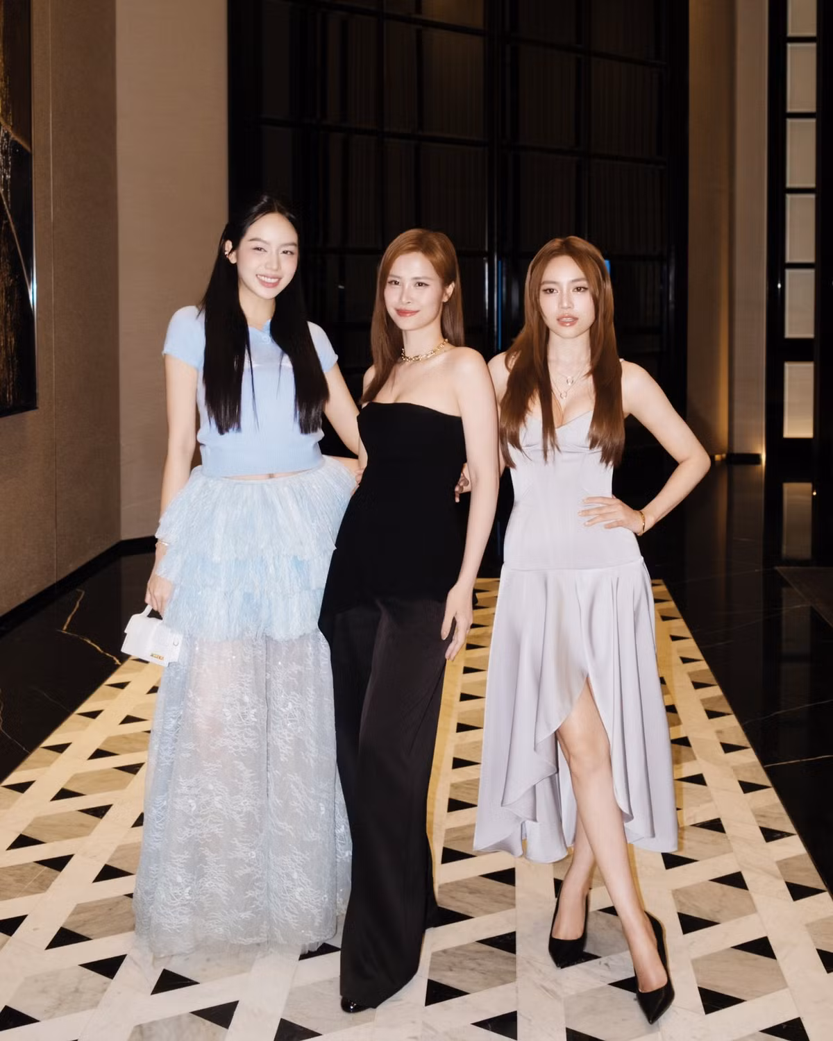 Tại sự kiện, Đông Nhi gặp gỡ diễn viên Ninh Dương Lan Ngọc (ngoài cùng bên phải) và Hoa hậu Thanh Thủy. Ảnh: FB Đông Nhi.