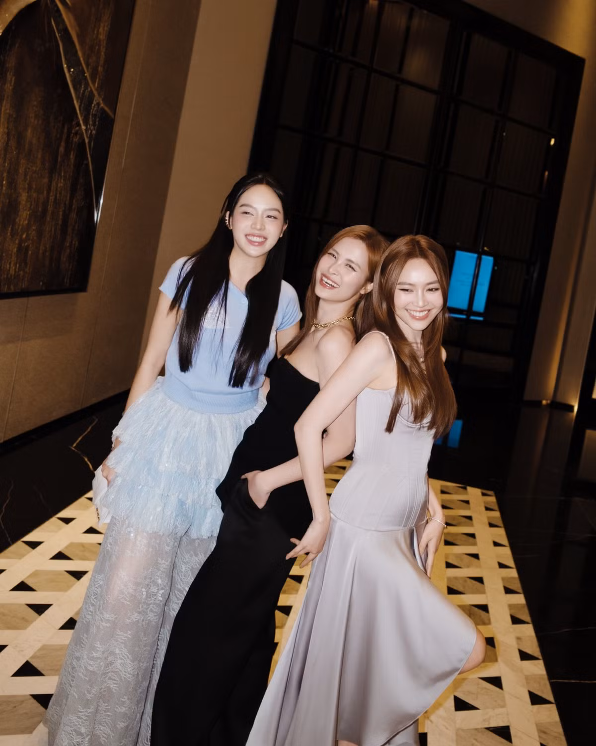 Từng 2 lần sinh nở, Đông Nhi dường như không "lép vế" khi đọ sắc hai đàn em. Ảnh: FB Đông Nhi.