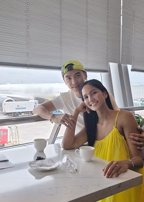 "Mỗi lần Hen đi với công chúa Tuấn Khôi là công chúa đều quên đồ ở trên máy bay. Tưởng Hen hậu đậu, ai dè công chúa còn hậu đậu hơn Hen", nàng hậu hài hước chia sẻ. Ảnh: FB H'hen Niê.