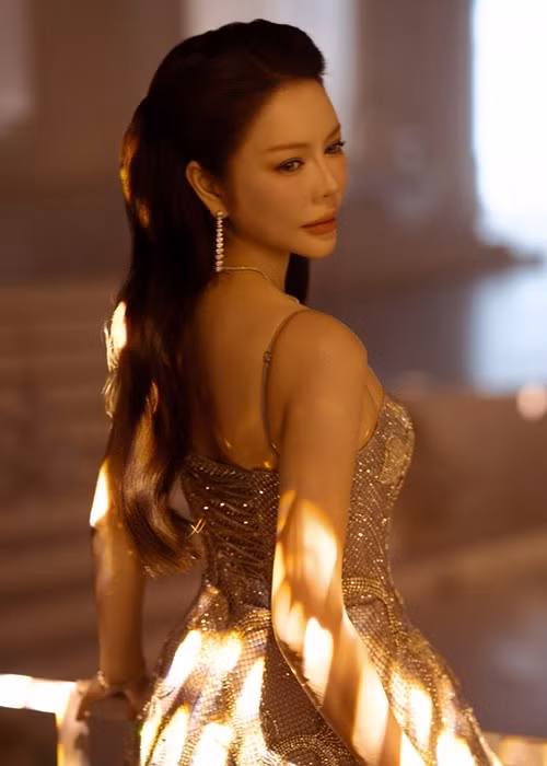 Trong show diễn của Chung Thanh Phong, Lý Nhã Kỳ hóa thân thành nàng thơ, khoe trọn vẻ đẹp lộng lẫy. Ảnh: Linh Phạm.