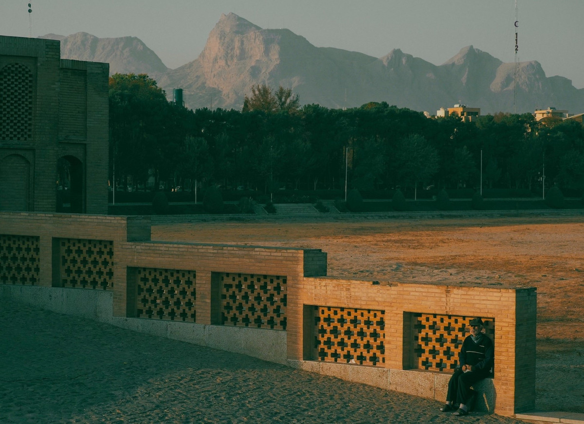 Đặt chân đến Iran khi khung cảnh còn bình yên, nhiếp ảnh gia Lê Thế Thắng (Hà Nội) đi đến nhiều vùng, nhiều thành phố, trong đó có thủ đô Tehran và thành phố chiến lược Isfahan. Anh đã ghi lại bộ ảnh về con người, nhịp sống và cảnh quan. "Một lăng kính hay góc nhìn không thể phản ánh chính xác một quốc gia. Nhưng ít nhiều, thông qua hình ảnh, người xem sẽ có những cảm nhận nhất định về con người, xã hội", anh chia sẻ.