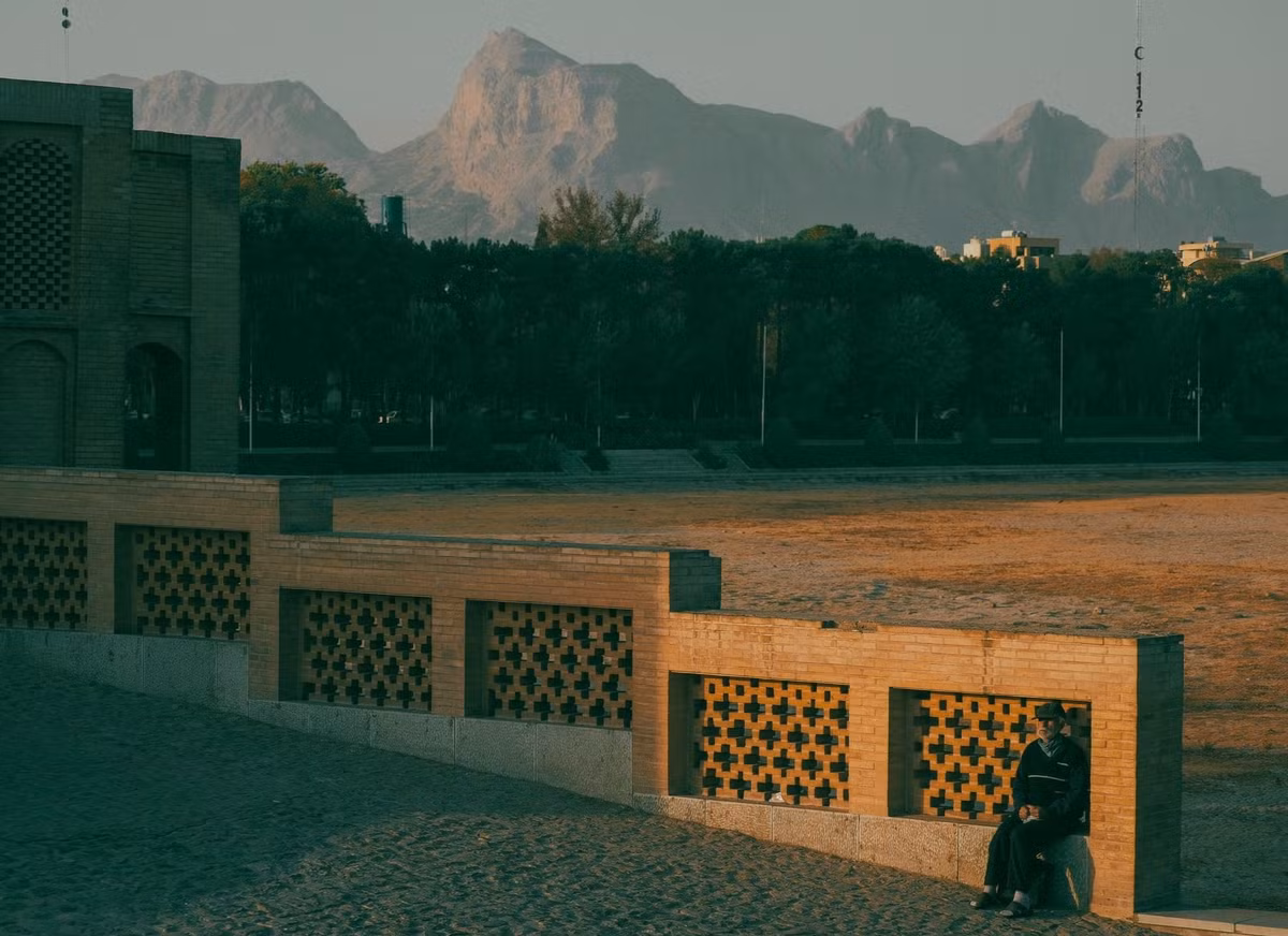 Đặt chân đến Iran khi khung cảnh còn bình yên, nhiếp ảnh gia Lê Thế Thắng (Hà Nội) đi đến nhiều vùng, nhiều thành phố, trong đó có thủ đô Tehran và thành phố chiến lược Isfahan. Anh đã ghi lại bộ ảnh về con người, nhịp sống và cảnh quan. "Một lăng kính hay góc nhìn không thể phản ánh chính xác một quốc gia. Nhưng ít nhiều, thông qua hình ảnh, người xem sẽ có những cảm nhận nhất định về con người, xã hội", anh chia sẻ.