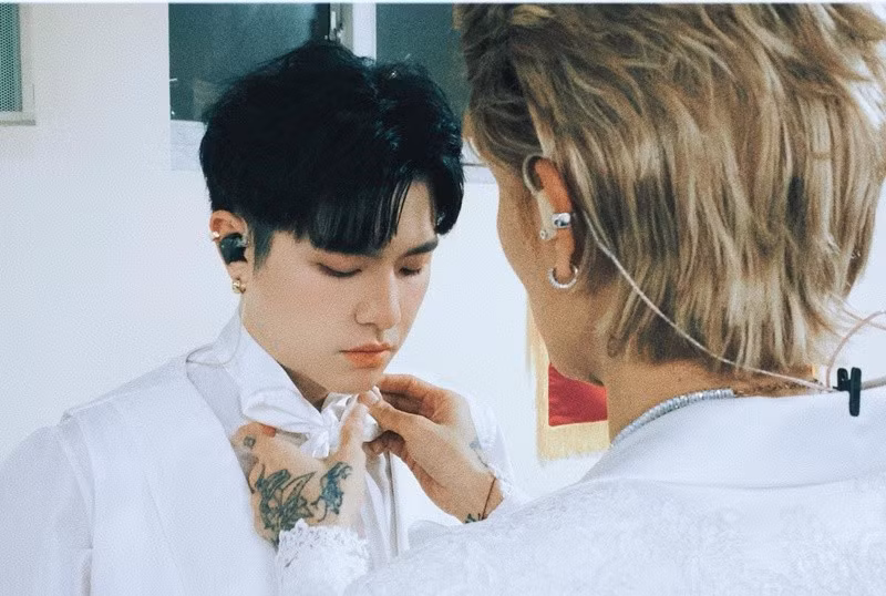 Ở hậu trường đêm diễn, BB Trần ân cần chỉnh sửa trang phục giúp Lê Quang Lâm. Ảnh: FB Lê Quang Lâm.