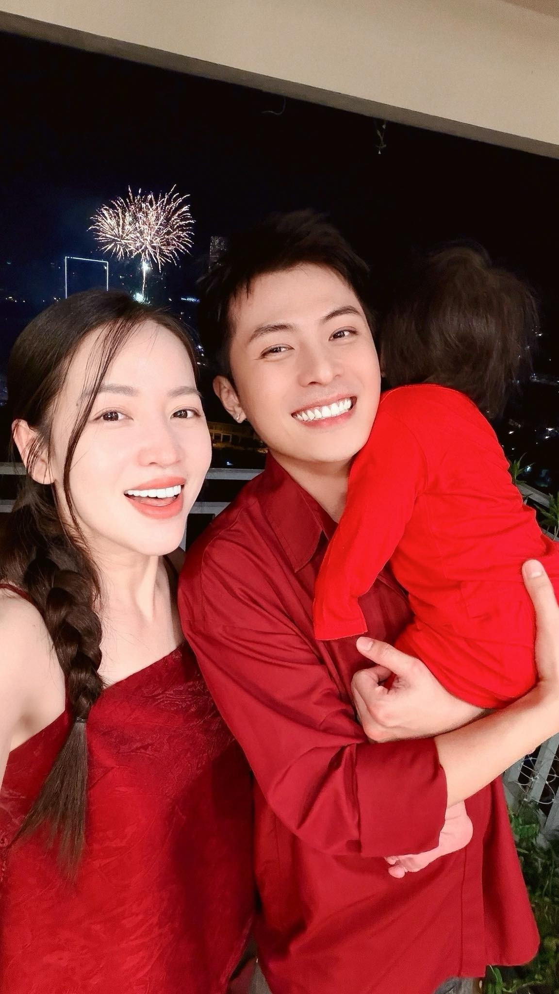 Trước đó, cặp đôi gần như không công khai rõ mặt con, chỉ chia sẻ những hình ảnh chụp từ phía sau hoặc góc nghiêng. Ảnh: FB Gin Tuấn Kiệt.