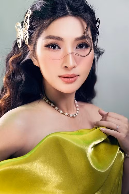 Năm 2015, Hồng Nhung công khai mối quan hệ với doanh nhân Minh Quân. Cặp đôi có một cô con gái chung. Tháng 9/2019, Hồng Nhung xác nhận rằng cuộc tình với Minh Quân đã tan vỡ. Ảnh: FB Hồng Nhung.