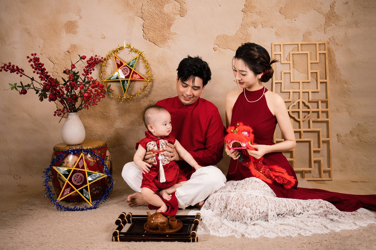 Cậu nhóc sở hữu gương mặt bầu bĩnh, làn da sáng cùng ánh mắt trong veo, trở thành báu vật không gì đánh đổi được của vợ chồng Hồ Quang Hiếu. Ảnh: FB Hồ Quang Hiếu.