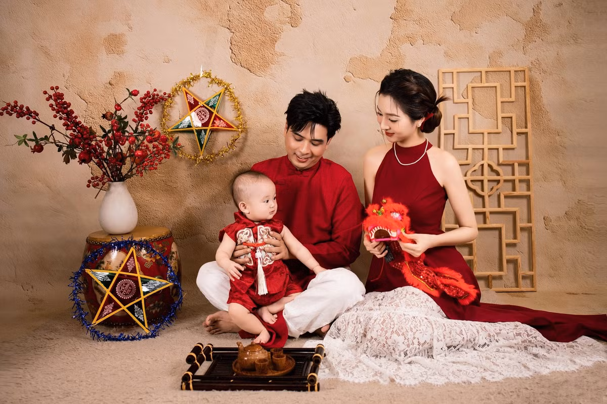 Cậu nhóc sở hữu gương mặt bầu bĩnh, làn da sáng cùng ánh mắt trong veo, trở thành báu vật không gì đánh đổi được của vợ chồng Hồ Quang Hiếu. Ảnh: FB Hồ Quang Hiếu.