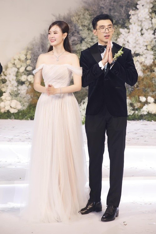 Nhà thiết kế Lê Thanh Hòa may đo riêng cho Midu chiếc váy cưới. Lê Thanh Hòa lấy cảm hứng từ sự mềm mại và uyển chuyển của dòng suối đầy thơ mộng. Ảnh: FB Midu.