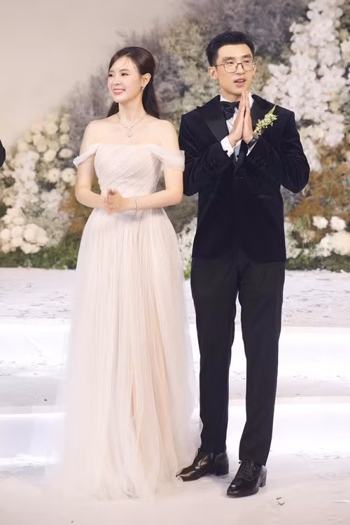 Nhà thiết kế Lê Thanh Hòa may đo riêng cho Midu chiếc váy cưới. Lê Thanh Hòa lấy cảm hứng từ sự mềm mại và uyển chuyển của dòng suối đầy thơ mộng. Ảnh: FB Midu.