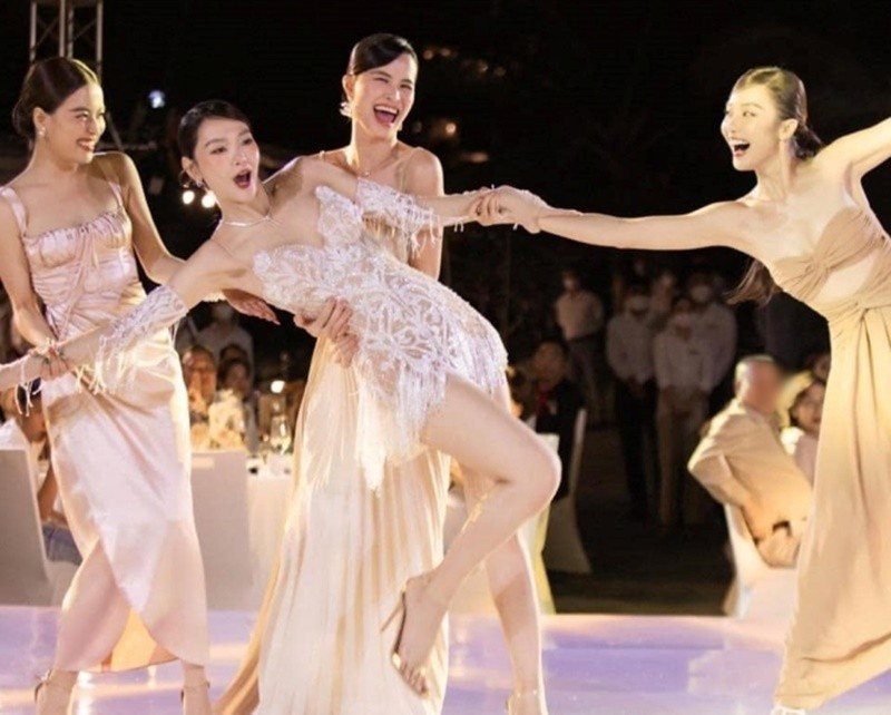 Đông Nhi cùng Hoàng Thùy Linh, Khả Ngân nhảy múa trong đám cưới của Minh Hằng. Ảnh: Dân Việt.