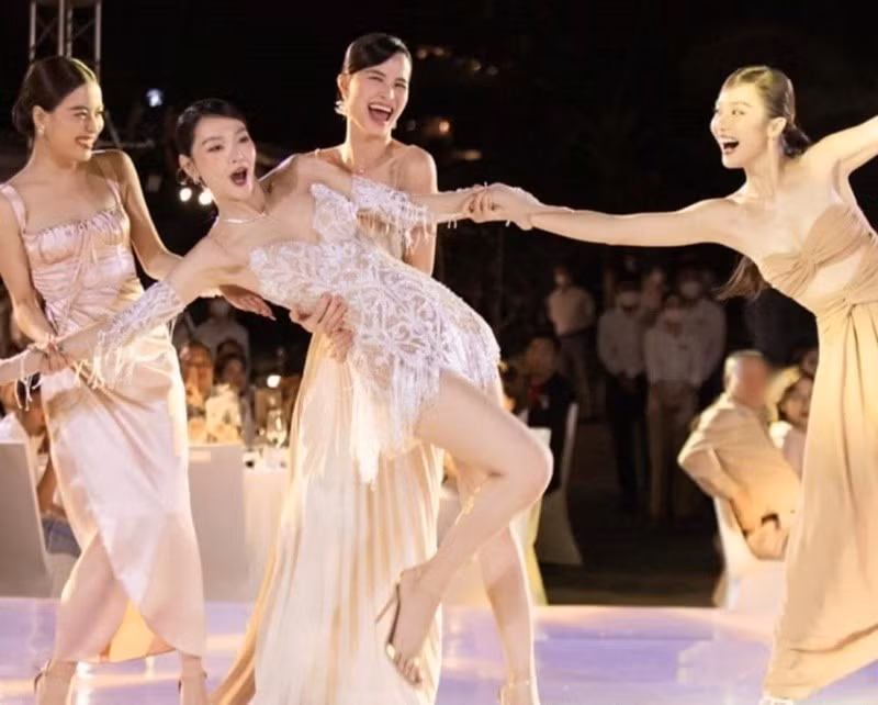 Đông Nhi cùng Hoàng Thùy Linh, Khả Ngân nhảy múa trong đám cưới của Minh Hằng. Ảnh: Dân Việt.