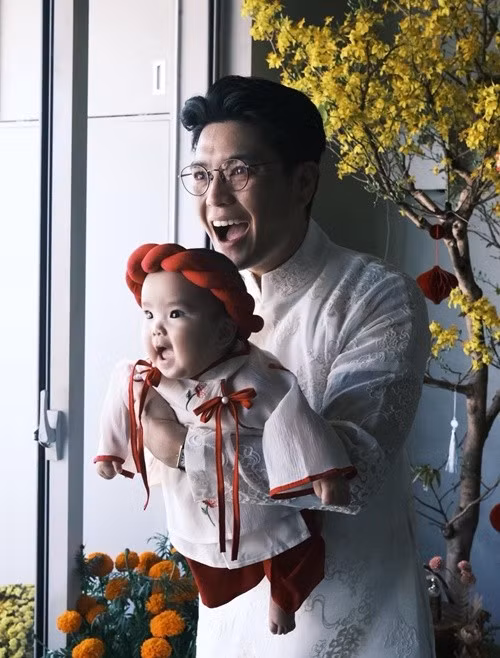 Con gái của Ngô Thanh Vân và Huy Trần – bé Gạo gây ấn tượng với vẻ ngoài bụ bẫm, đáng yêu. Cô bé sở hữu gương mặt tròn trịa, làn da sáng và đôi mắt to. Ảnh: Instagram Huy Trần.