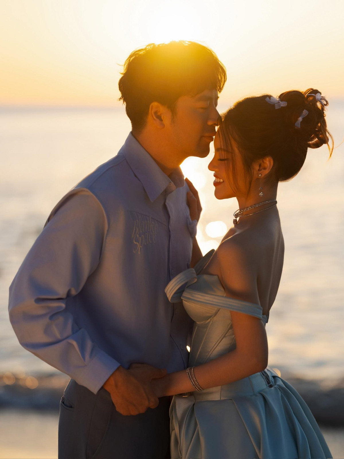 Đoàn Minh Tài dí dỏm viết: "Thôi thì chú rể xin đăng luôn bộ hình 25 tuổi cho trẻ bằng cô dâu". Ảnh: FB Sunny Đan Ngọc.