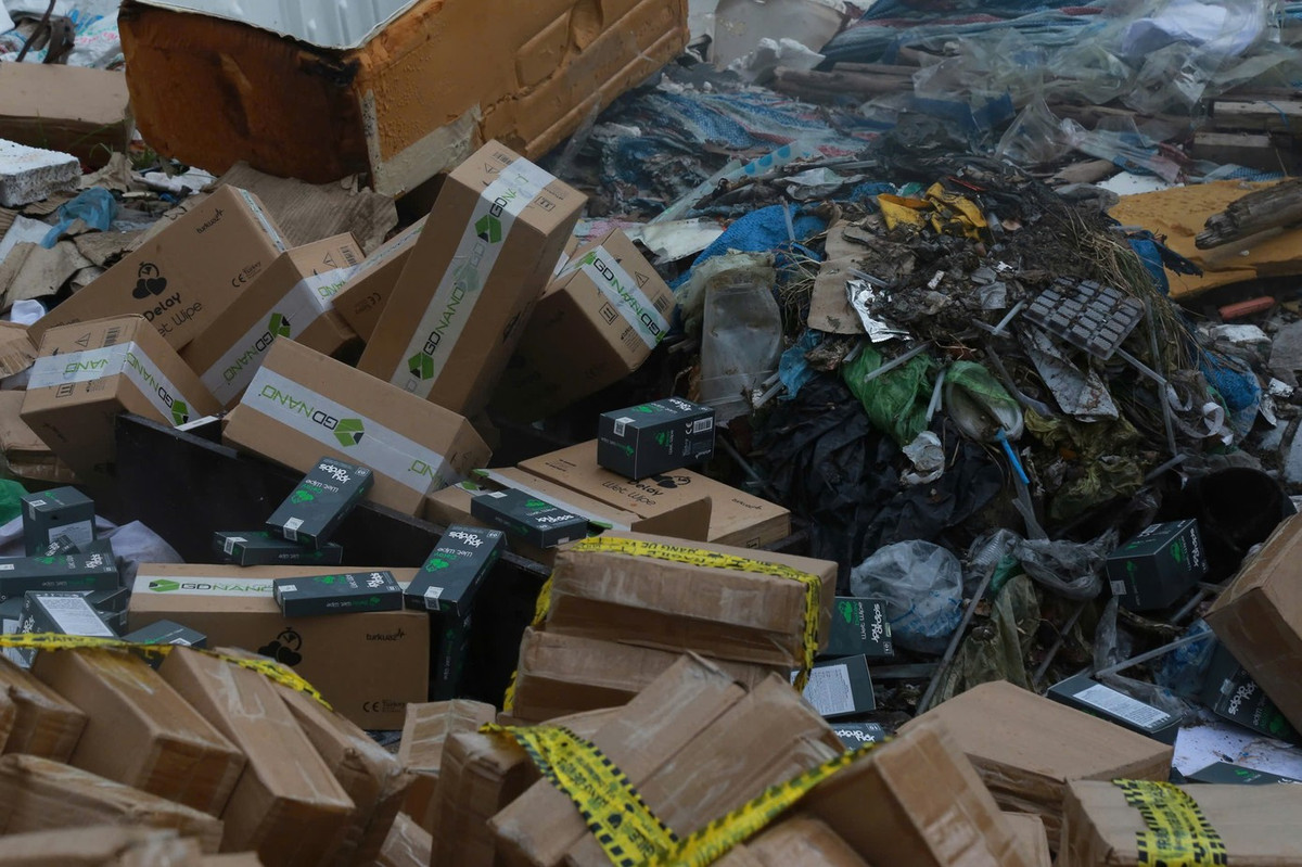 Các sản phẩm vẫn còn nguyên tem nhãn khiến không ít người nghi ngờ về nguồn gốc và lý do khiến số mỹ phẩm này bị vứt bỏ một cách bất thường.