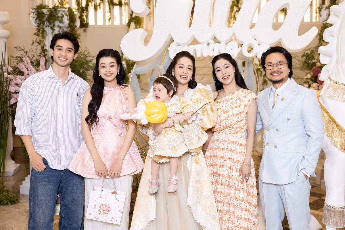 Nhật Kim Anh bày tỏ sự biết ơn khi nhận được nhiều tình cảm yêu thương từ bạn bè, đồng nghiệp trong hành trình làm mẹ. "Tình cảm của mọi người chính là món quà lớn nhất mà Nhật Kim Anh nhận được trên hành trình làm mẹ", nữ ca sĩ trải lòng. Ảnh: FB Nhật Kim Anh.