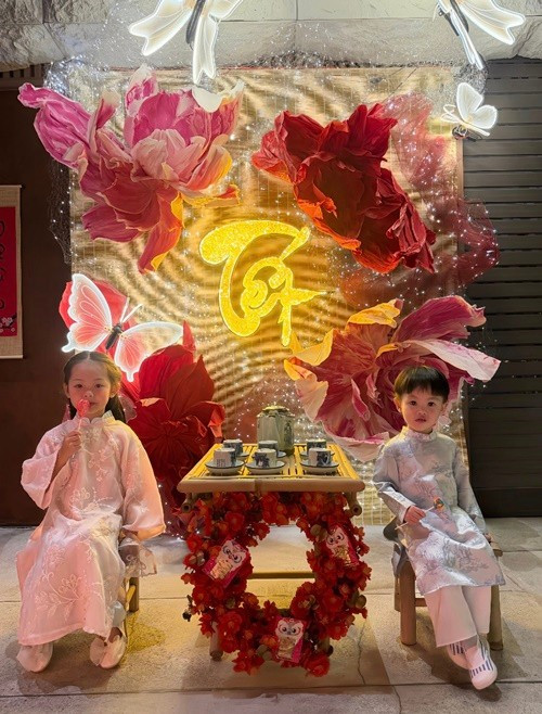 Trong những ngày cận Tết Nguyên đán 2026, Sutin và Suchin – hai con của Đàm Thu Trang và Cường Đô La – thu hút sự chú ý khi diện áo dài truyền thống, tạo dáng trước cổng biệt thự gia đình được trang hoàng rực rỡ. Ảnh: FB Đàm Thu Trang.