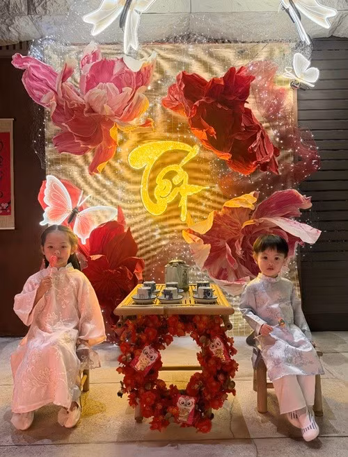 Trong những ngày cận Tết Nguyên đán 2026, Sutin và Suchin – hai con của Đàm Thu Trang và Cường Đô La – thu hút sự chú ý khi diện áo dài truyền thống, tạo dáng trước cổng biệt thự gia đình được trang hoàng rực rỡ. Ảnh: FB Đàm Thu Trang.