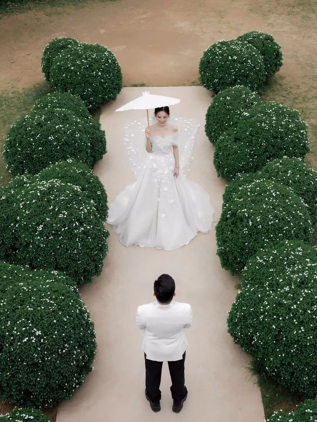 Vợ chồng Hương Liên chụp ảnh giữa bối cảnh thiên nhiên đẹp thơ mộng. Ảnh: Instagram Hương Liên.