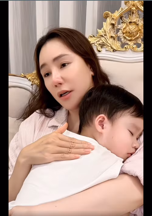 Trên trang cá nhân, Hồ Quỳnh Hương đăng tải clip ru bé Táo. Cô trải lòng: "Lời mẹ ru con, con thấm trong từng tế bào, giờ con mỗi tối đều hát lại những lời ru ngọt ngào đó cho con trai của con".
