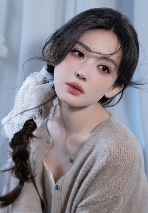 Gương mặt của Cổ Lực Na Trát hài hòa với sống mũi cao, đôi mắt sâu, đường viền khuôn mặt rõ nét, tạo nên vẻ đẹp vừa hiện đại vừa phảng phất nét cổ điển. Ảnh: Tiền Phong.