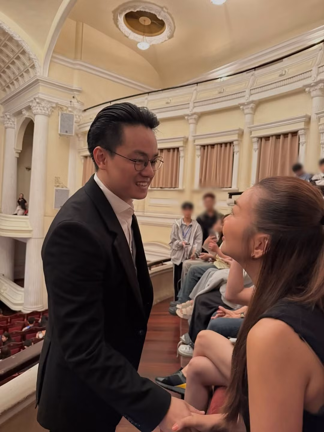 Thanh Hằng thường xuyên có mặt trong các buổi biểu diễn của chồng.