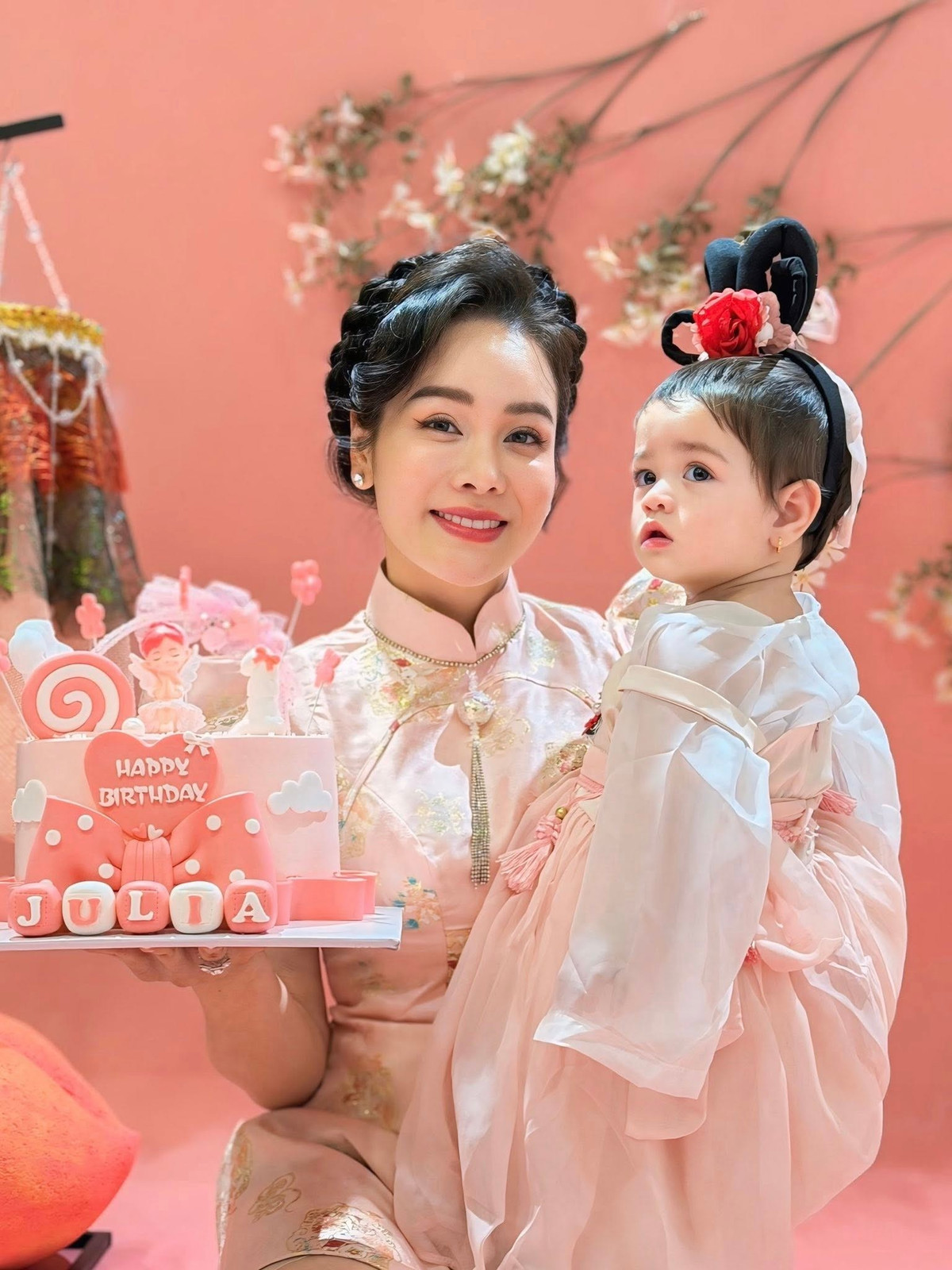 Con gái Nhật Kim Anh ăn mặc điệu đà ngày sinh nhật, được nhiều người khen ngợi xinh xắn như công chúa.