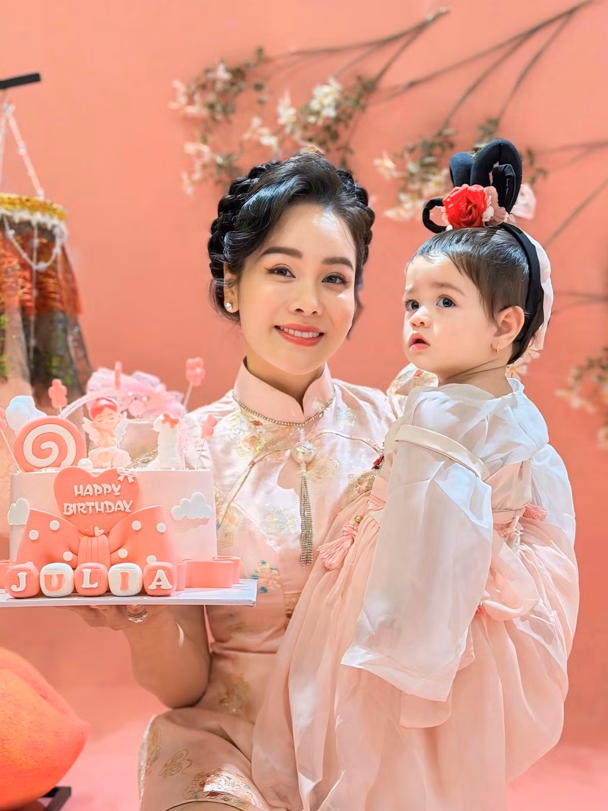 Con gái Nhật Kim Anh ăn mặc điệu đà ngày sinh nhật, được nhiều người khen ngợi xinh xắn như công chúa.