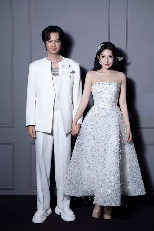 Vào mùng 1 Tết Nguyên đán 2025, trên trang cá nhân, Huỳnh Phương đăng ảnh nắm tay Khả Như đồng thời viết: “Xuân đã đến bên em. Chúc mừng năm mới 2025. Chúc nhà mình năm mới khỏe mạnh, bình an, vạn sự như ý”. Ảnh: FB Huỳnh Phương.