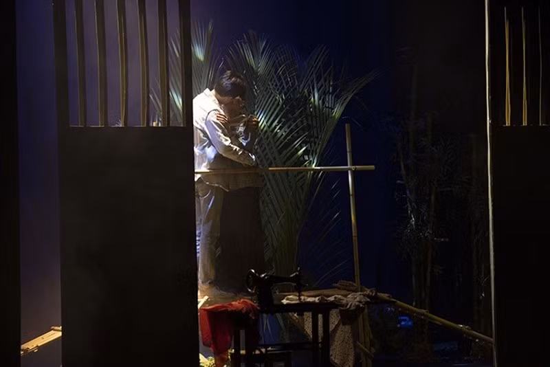 Theo Người Đưa Tin, trong vở kịch, hai diễn viên trao nhau nhiều nụ hôn thắm thiết. Ảnh: Người Đưa Tin.