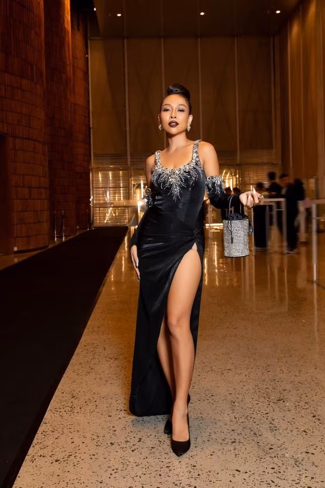 "Tôi thấy mình đẹp, rất đẹp (cười to) nhưng vẻ đẹp của tôi toát ra từ sự tự tin. Tôi tự tin nhưng cũng rất tỉnh táo. Tôi biết mình đang ở đâu, có gì và thiếu gì chứ không ảo tưởng về bản thân", nữ ca sĩ trải lòng.