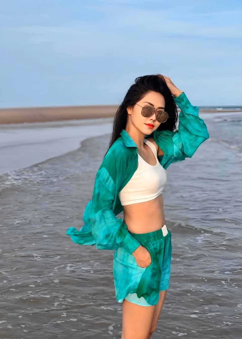 “Ở giai đoạn đầu đời ấy, tôi nghĩ chắc ai cũng như thế, cho rằng tình yêu là tất cả. Để rồi khi trưởng thành lên, chúng ta trở nên lý trí hơn, không để cảm xúc lấn át suy nghĩ”, cô chia sẻ. Ảnh: FB Tường Vi.