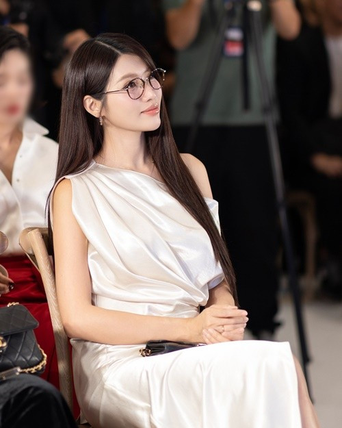 Nàng hậu diện trang phục dáng suông, ưu tiên chất liệu mềm mại thay vì bó sát.