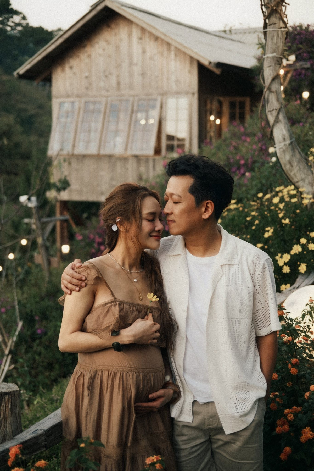 Sau khi kết hôn, Nhã Phương tập trung chăm sóc gia đình, kinh doanh. Cô từng tham gia một số bộ phim sau khi làm mẹ như Cây táo nở hoa, Song song, Yêu trước ngày cưới. Ảnh: Mạnh Bi.