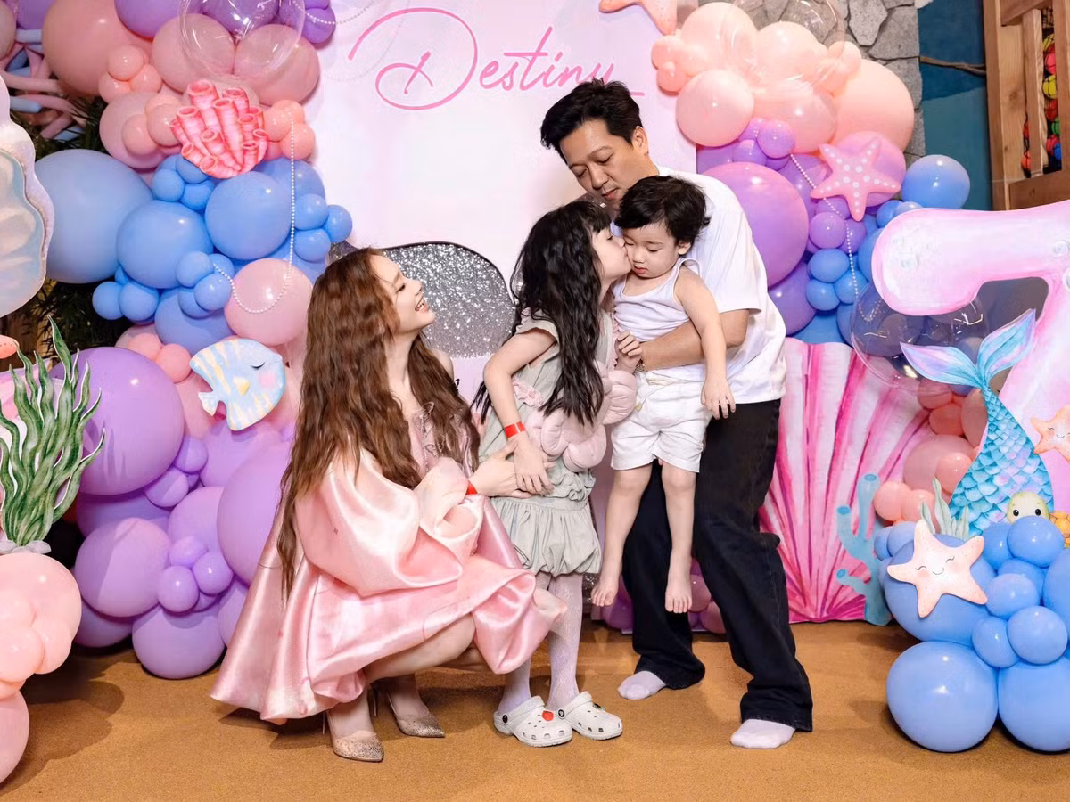 Trường Giang cho biết, Nhà ba tôi một phòng là bộ phim mà vợ chồng anh gửi gắm trọn vẹn những chiêm nghiệm về tình phụ tử, về những hy sinh thầm lặng của người cha, và về giá trị cốt lõi của một gia đình rằng dù thế giới ngoài kia có hỗn loạn đến đâu, nhà vẫn là nơi duy nhất ta được phép yếu đuối mà vẫn thấy mình bình yên. Ảnh: FB Nhã Phương.