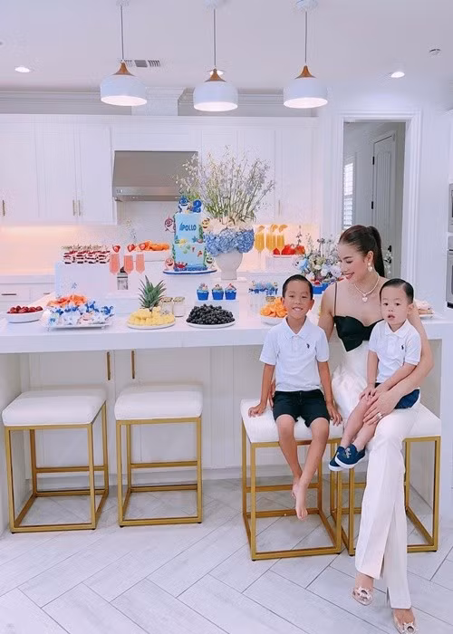 Phạm Hương thoải mái chia sẻ hình ảnh các con nhưng giấu mặt bạn đời. Ảnh: Instagram Phạm Hương.