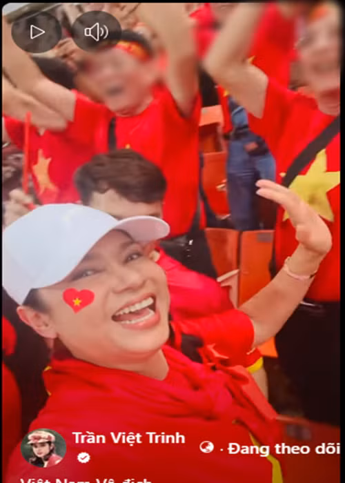 Xem trực tiếp trận chung kết, Việt Trinh vỡ òa cảm xúc trước chiến thắng của đội tuyển Việt Nam. Ảnh: FB Việt Trinh.