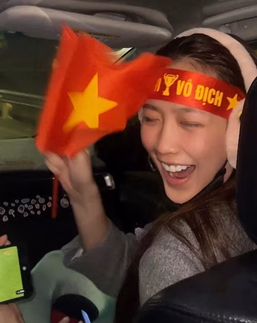 Hoa hậu Bảo Ngọc bày tỏ: “Hét thật to vì niềm tự hào Việt Nam, Bảo Ngọc vô cùng hạnh phúc và phấn khích trước chiến thắng rực rỡ của các chàng trai U22. Đây không chỉ là một tấm huy chương vàng, mà là thành quả ngọt ngào cho cả một hành trình nỗ lực, kiên trì và tinh thần chiến đấu không mệt mỏi tại SEA Games 33. Cảm ơn các bạn đã viết tiếp giấc mơ vàng và mang lại cảm xúc vỡ òa cho hàng triệu con tim. Việt Nam vô địch”. Ảnh: FB Bảo Ngọc.