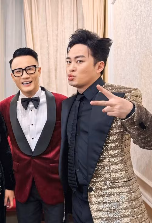 Ca sĩ Hoàng Bách (trái) chia sẻ: “Đội tuyển Việt Nam đang bị dẫn 0-2 thì tôi bị gọi ra sân khấu diễn, diễn xong bước vào phòng chờ thì mấy anh em báo là 2-2 rồi, tưởng là mơ chứ! Rồi về đến khách sạn, tranh thủ nghỉ chờ hiệp phụ, vào tắm nghe bình luận viên la ầm ầm, đội tuyển Việt Nam lội ngược dòng 3-2 rồi, để nguyên thế chạy ra mà la theo”. Ảnh: FB Hoàng Bách.