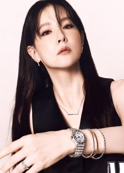 Lee Young Ae sinh năm 1971, bắt đầu làm người mẫu ảnh vào năm 15 tuổi. Theo Vietnamnet, sau khi có bằng cử nhân tiếng Đức năm 1993, cô lấn sân làm diễn viên. Ảnh: Instagram Lee Young Ae.