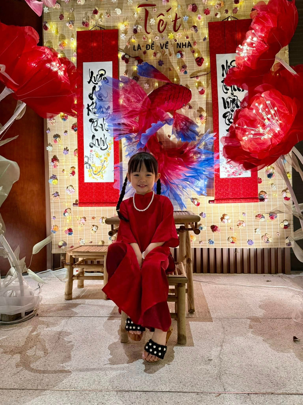 Không cần tạo dáng cầu kỳ, chỉ với nụ cười e ấp, con gái Đàm Thu Trang đã đủ khiến người đối diện cảm nhận được sự đáng yêu rất tự nhiên, đúng kiểu 'càng ngắm càng thương'. Ảnh: Instagram Suchin - Sutin.