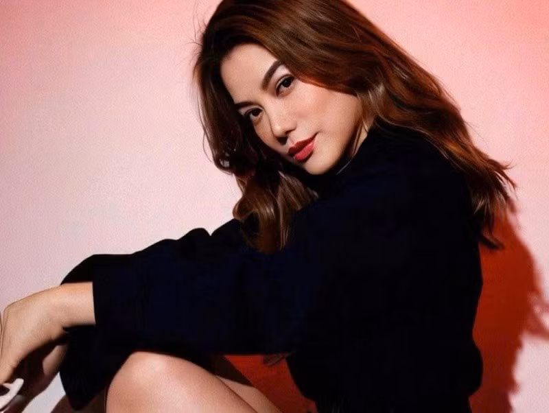 Trương Ngọc Ánh cho hay cô chỉ hứa làm cầu nối giúp nữ sinh được phẫu thuật miễn phí. Theo nữ diễn viên, trong quá trình tiến hành phẫu thuật ở bệnh viện này, nữ sinh bị kéo sang một bệnh viện khác thực hiện để PR. Trương Ngọc Ánh định bỏ qua vì nghĩ rằng “đơn vị nào giúp em H giải phẫu cũng được miễn là em được xinh đẹp hơn”. Ảnh: FB Trương Ngọc Ánh.