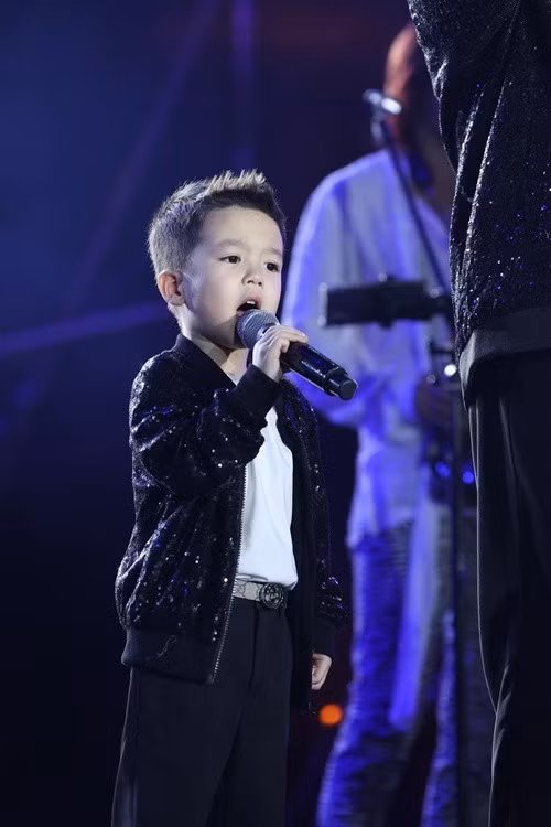 Bạn gái Bằng Kiều từng chia sẻ: "Con cảm thụ âm nhạc tốt có lẽ là nhờ gen anh Kiều. Nhiều khi bố đàn con hát như thật vậy". Ảnh: FB Benly Nguyễn.