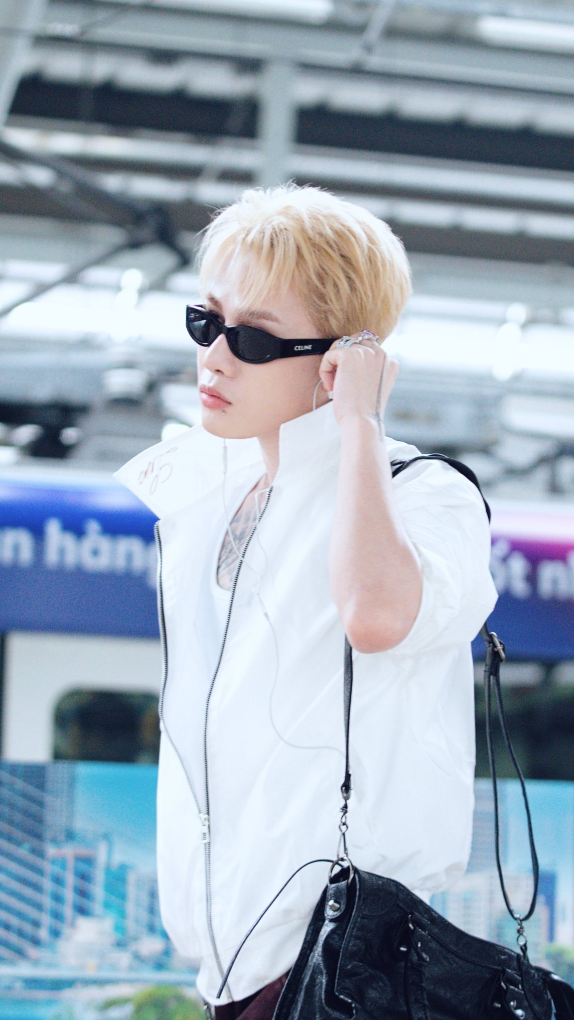 Jack từng đăng ký một khóa học thu âm tại TP HCM. Tuy nhiên, chỉ sau khoảng hai đến ba ngày, anh trở về quê và tự mày mò học sản xuất âm nhạc tại nhà. Nam ca sĩ chia sẻ: “Tôi tin rằng nếu không được đào tạo qua trường lớp thì vẫn có thể tự học, miễn là có đam mê”.