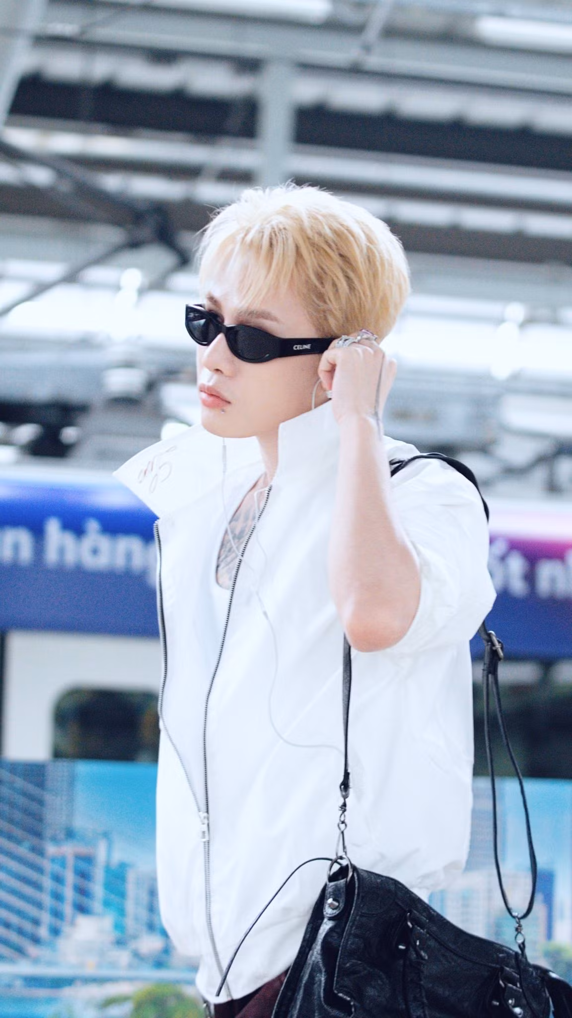 Jack từng đăng ký một khóa học thu âm tại TP HCM. Tuy nhiên, chỉ sau khoảng hai đến ba ngày, anh trở về quê và tự mày mò học sản xuất âm nhạc tại nhà. Nam ca sĩ chia sẻ: “Tôi tin rằng nếu không được đào tạo qua trường lớp thì vẫn có thể tự học, miễn là có đam mê”.