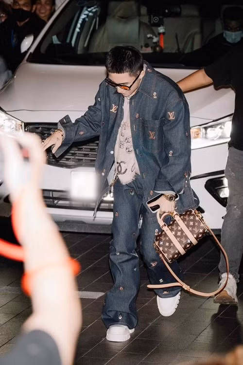 Giọng ca Lạc trôi thường xuyên mua sắm đồ hiệu. Ảnh: FB Sơn Tùng M-TP.